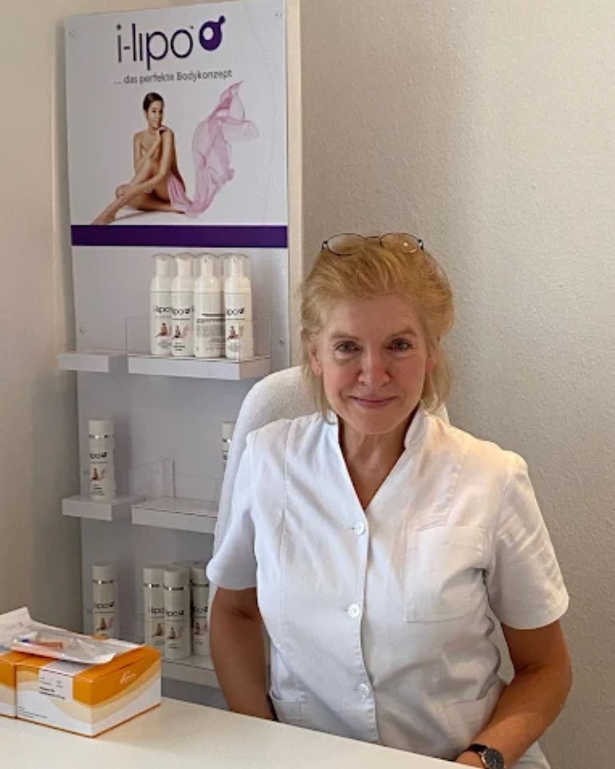 Heilpraktikerin Kerstin Gronau in ihrer Praxis in München